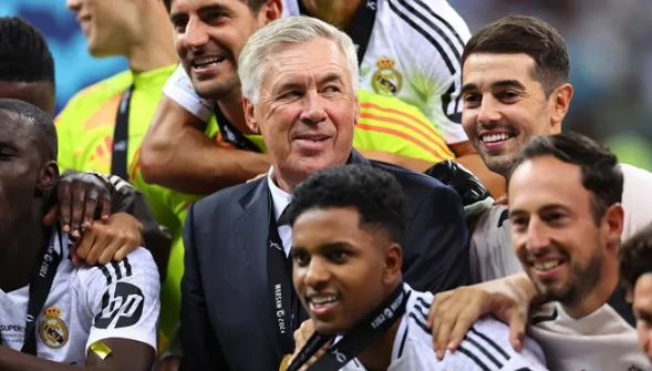 HLV Carlo Ancelotti cùng Real Madrid đoạt Siêu cúp châu Âu.