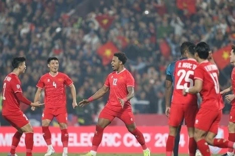 Tuyển Việt Nam thắng sát nút Thái Lan ở chung kết lượt đi AFF Cup.