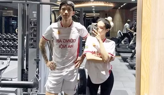 Đoàn Văn Hậu tập phục hồi hậu phẫu thuật.