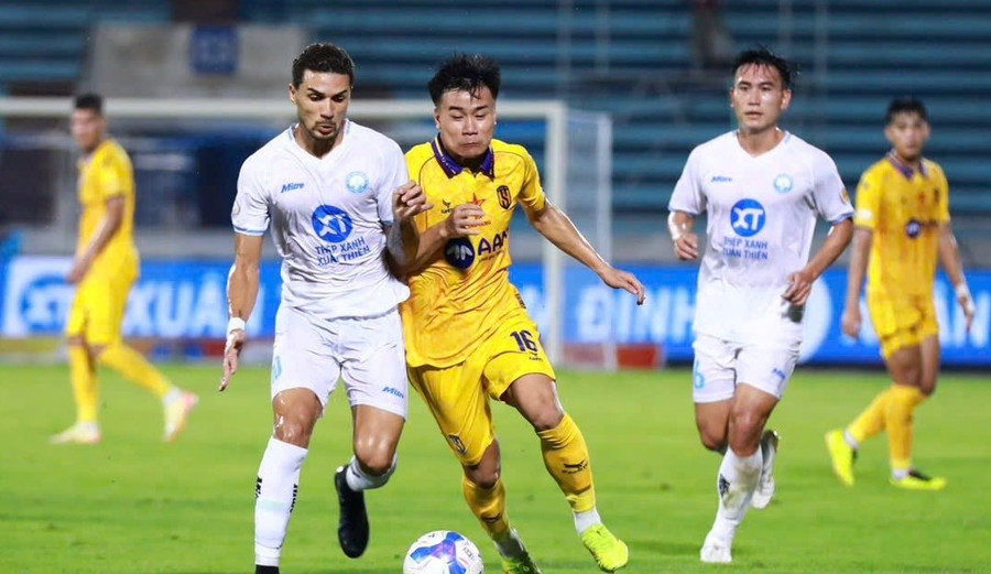 Nam Định thua sốc Sông Lam Nghệ An ở vòng 2 V-League 2025/26.