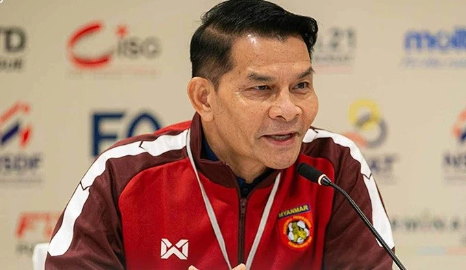 HLV Boonlert Charoenwong chia tay tuyển futsal nữ Myanmar.