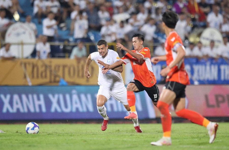 Thép Xanh Nam Định hòa SHB Đà Nẵng ở vòng 8 V-League.