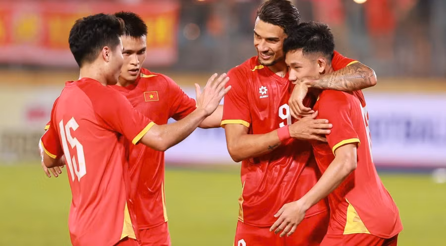 Tuyển Việt Nam thắng cách biệt Bangladesh trên sân Hàng Đẫy. Ảnh: Hồ Hoàng Hải.