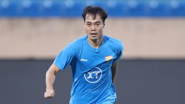 Văn Toàn nguy cơ bị loại khỏi tuyển Việt Nam vì chấn thương.