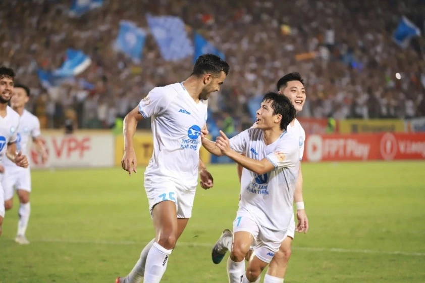 Thép Xanh Nam Định thắng Hà Nội FC ở vòng 21 V-League.