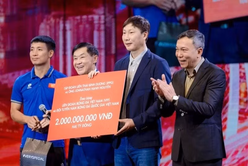 Tỷ phú Johnathan Hạnh Nguyễn tặng 2 tỷ đồng cho VFF và tuyển Việt Nam. Ảnh: Theanh28 Entertainment.