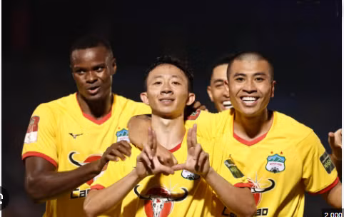 Châu Ngọc Quang vắng mặt ở vòng 13 V-League vì án treo giò.