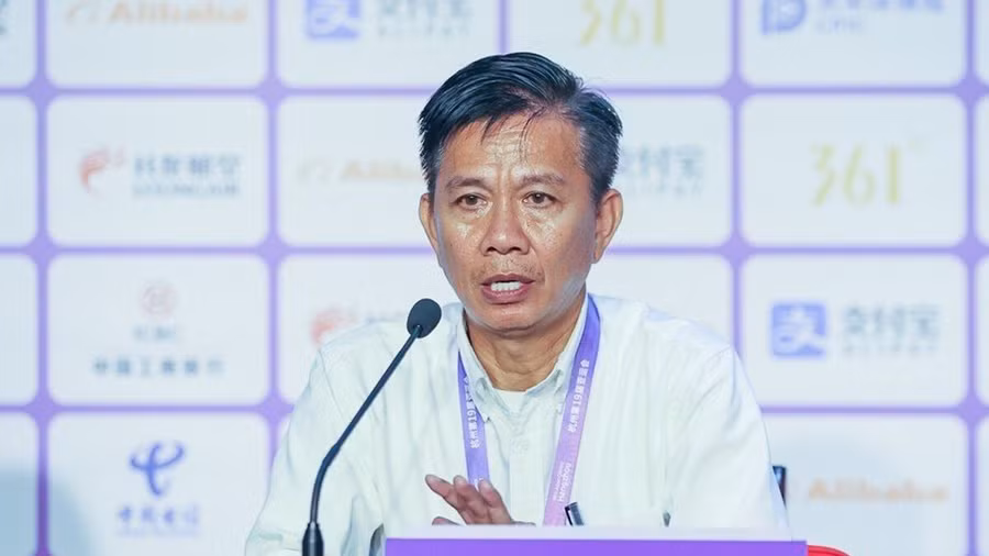 HLV Hoàng Anh Tuấn thất vọng với trận thua Nam Định.