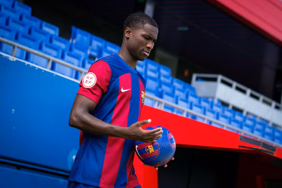 Mamadou Mbacke ký hợp đồng với Barca.