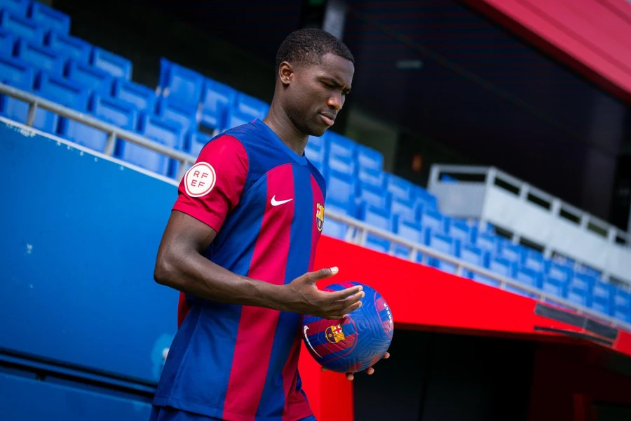 Mamadou Mbacke ký hợp đồng với Barca.