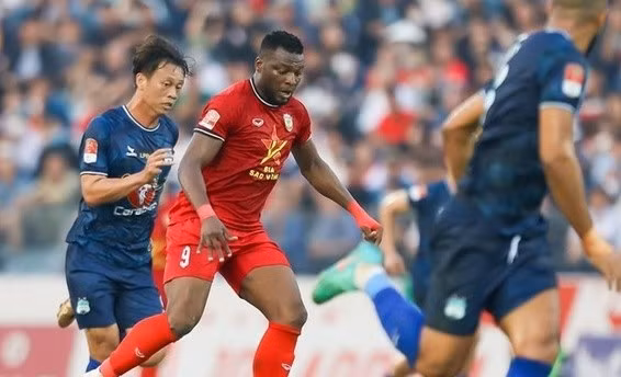 Hoàng Anh Gia Lai thua sốc Hà Tĩnh ở vòng 8 V-League.