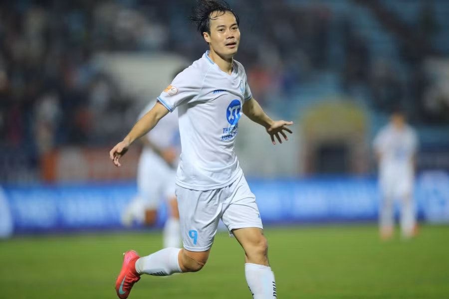 Văn Toàn trở lại tập luyện trước trận gặp Hà Nội FC.