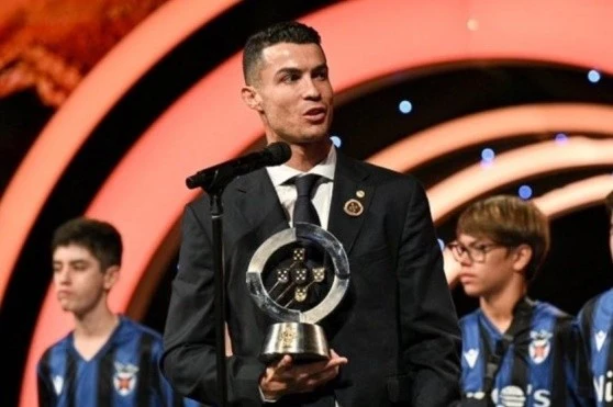 C. Ronaldo đoạt Giải thưởng Platinum Quinas danh giá.