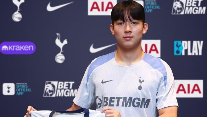 Yang Min-hyuk gia nhập Tottenham FC.