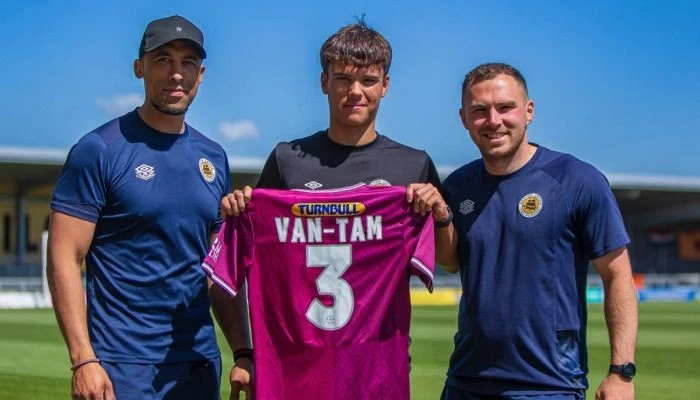 Alex Van-Tam được bầu chọn là Cầu thủ xuất sắc nhất mùa giải của U18 Boston United.