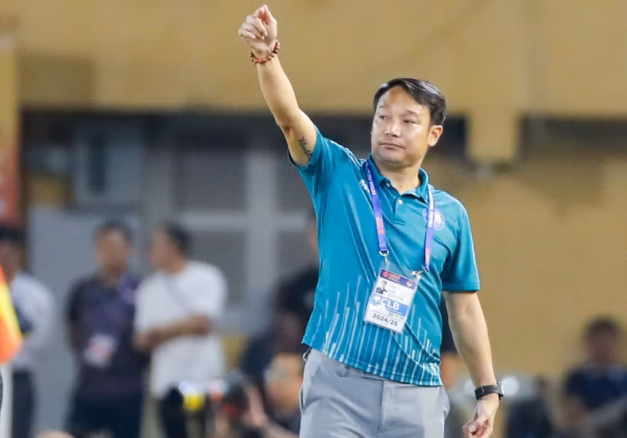 HLV Vũ Quốc Việt giúp Thép xanh Nam Định bảo vệ thành công ngôi vô địch V-League.