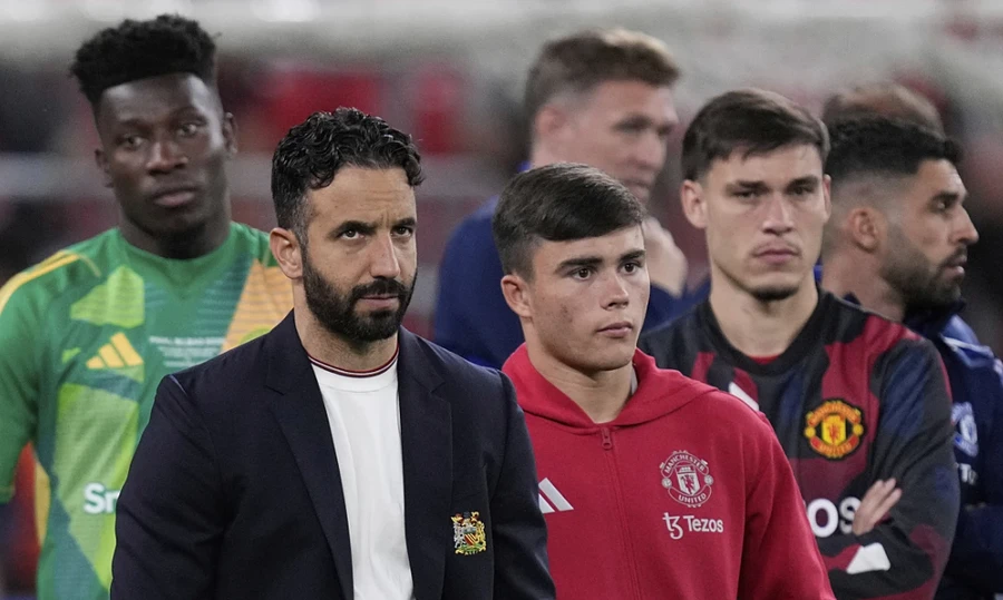 Man United bị phạt 10 triệu bảng vì mất vé dự Champions League.