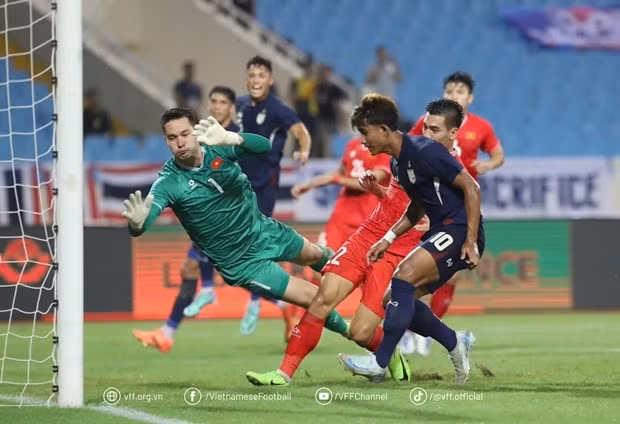 Tuyển Việt Nam để thua Thái Lan ở giải Tam hùng LPBank Cup.