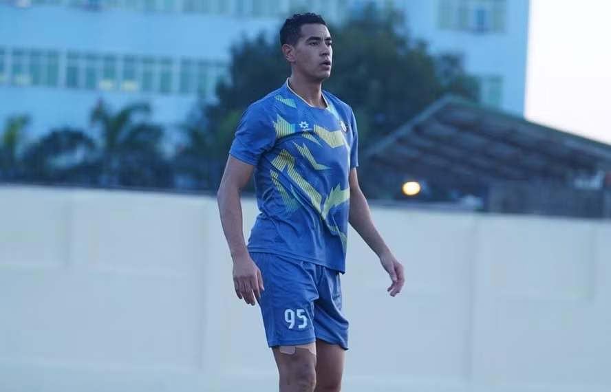 Gustavo Santos hiện đang trong quá trình nhập tịch Việt Nam.