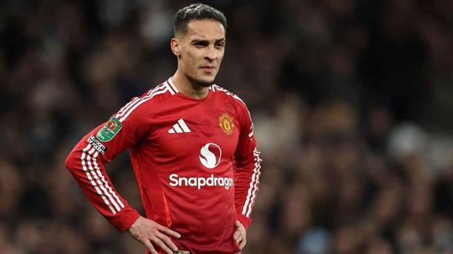 Antony sáng cửa gia nhập câu lạc bộ Real Betis.