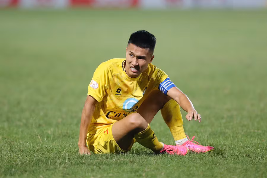 Doãn Ngọc Tân nghỉ hết lượt đi V-League vì chấn thương.