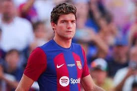 Marcos Alonso được Man United đánh tiếng muốn chiêu mộ.