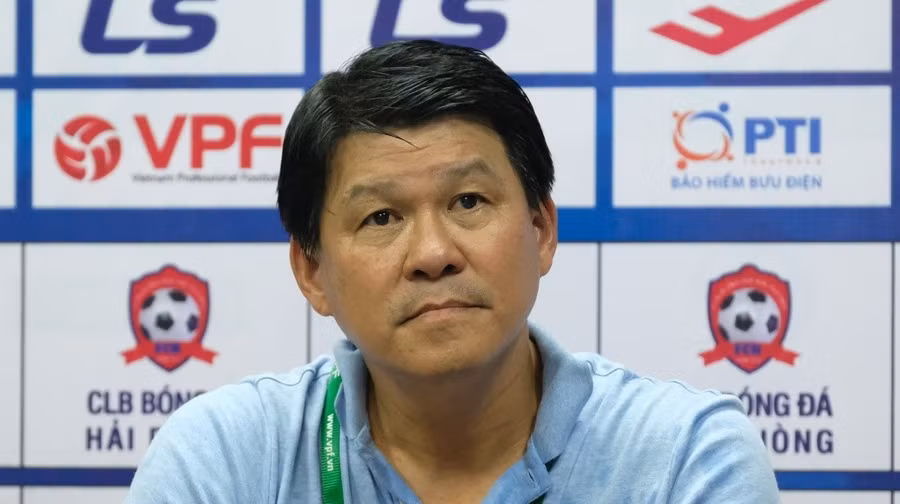 Ông Vũ Tiến Thành bị cấm làm nhiệm vụ 4 trận, phạt 20 triệu đồng sau sai phạm ở vòng 19 V-League.