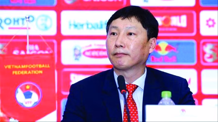HLV Kim Sang Sik làm việc với VFF về mục tiêu ở AFF Cup.