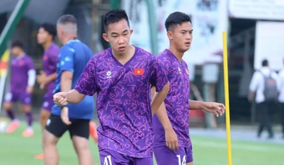 Tiền vệ Việt kiều CH Séc Hồ Hữu Hưng hội quân cùng U19 Việt Nam.