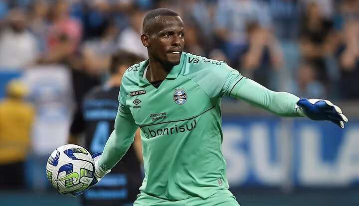 Thủ môn Caique hiện đang thử việc Nam Định FC.