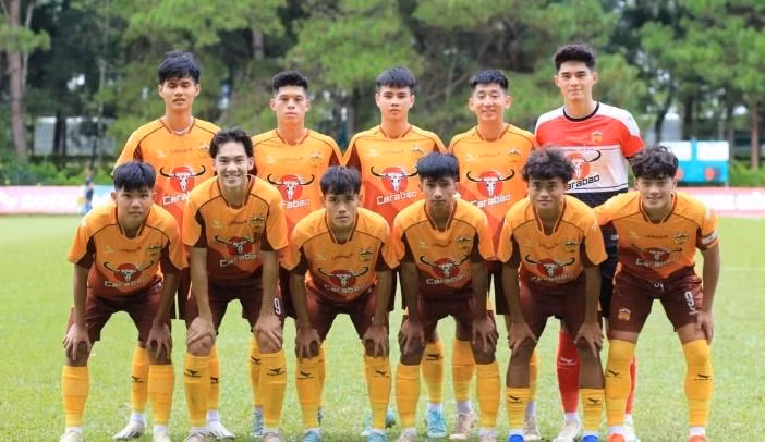 Lê Trung Vinh (thứ 2, hàng dưới, từ trái sang) đang thi đấu cho U21 Hoàng Anh Gia Lai.