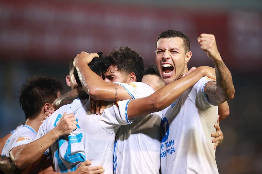 Nam Định sớm trụ hạng V-League với chuỗi trận ấn tượng.