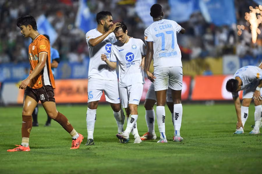 Nam Định làm khách Sông Lam Nghệ An ở vòng 24 V-League.