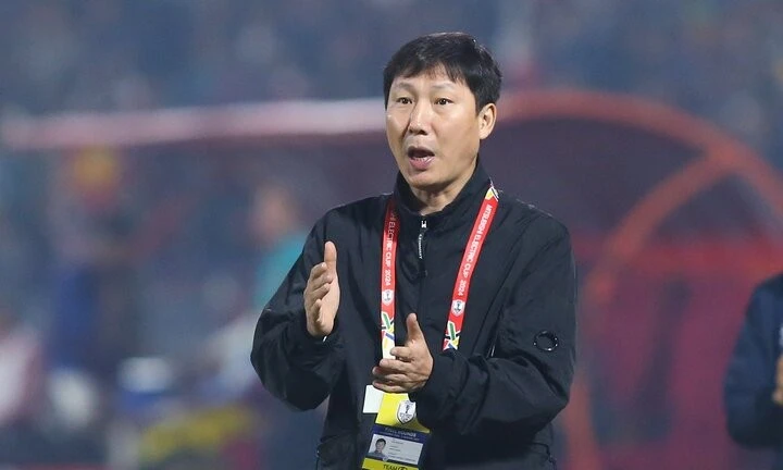 HLV Kim Sang-sik dẫn dắt các ngôi sao Đông Nam Á so tài Man United tại Malaysia.