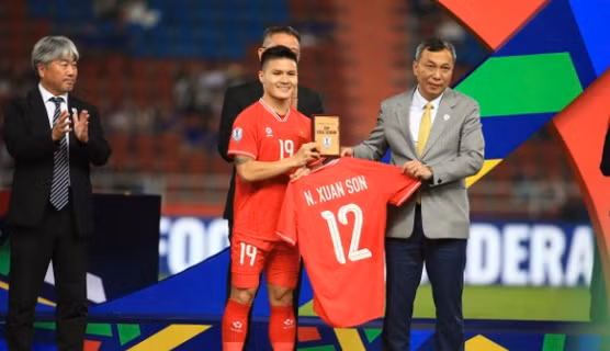 Quang Hải thay Xuân Son nhận 2 giải thưởng ở ASEAN Cup.