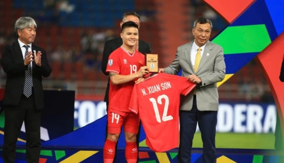 Quang Hải thay Xuân Son nhận 2 giải thưởng ở ASEAN Cup.