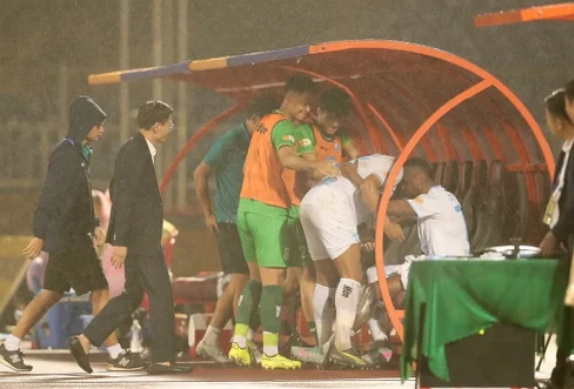 Tiền vệ Caio Cesar gặp chấn thương ở vòng 24 V-League.