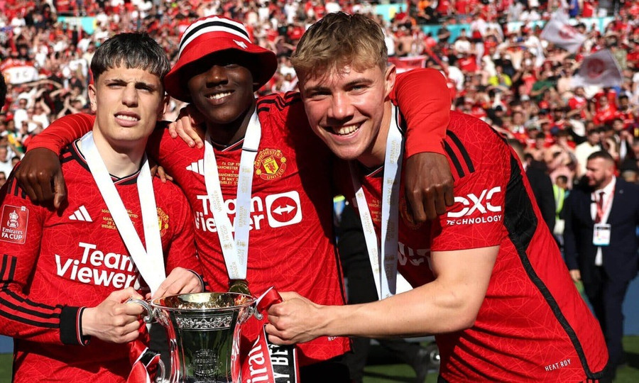 Man United cân nhắc làm mới đội hình.