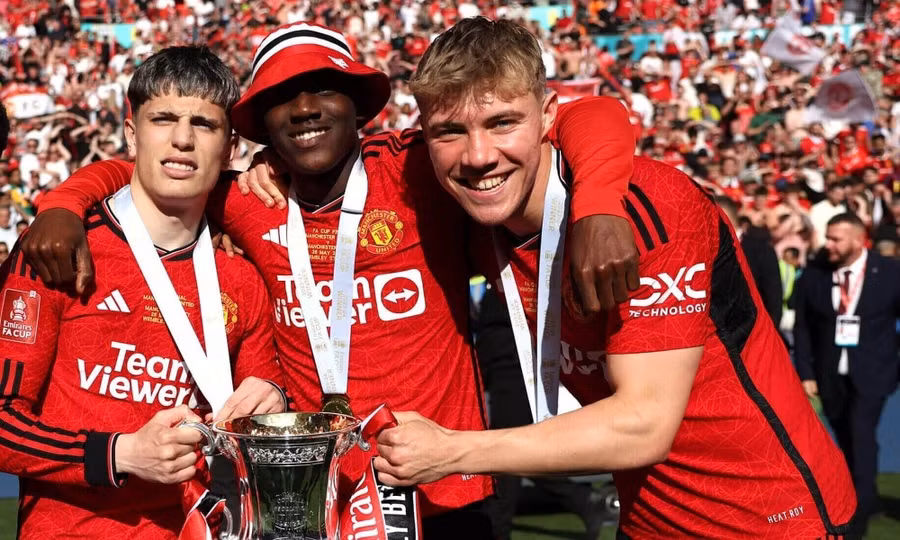 Man United cân nhắc làm mới đội hình.