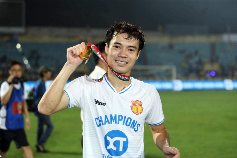 Văn Toàn nghỉ thi đấu dài hạn hậu phẫu thuật chấn thương.