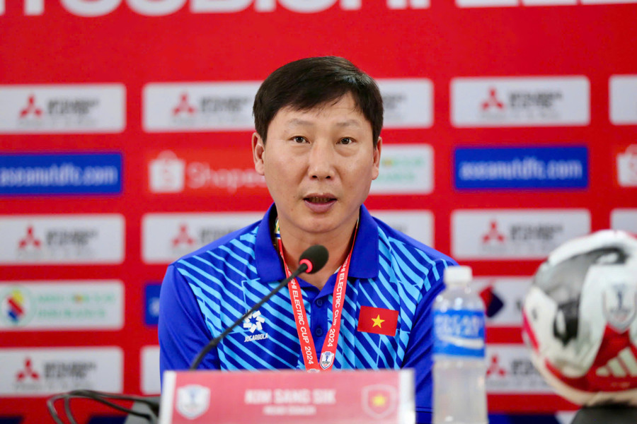 HLV Kim Sang Sik tự tin trước trận gặp Man United.
