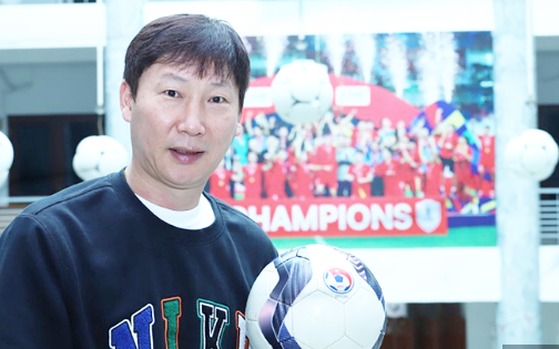 HLV Kim Sang Sik dẫn dắt ASEAN All Stars đấu Man United.