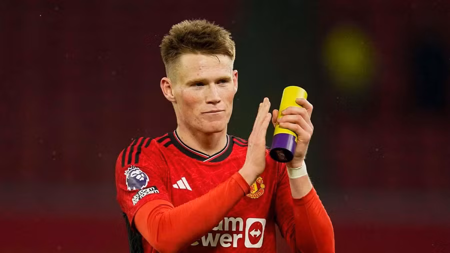 McTominay cân nhắc rời Man United.
