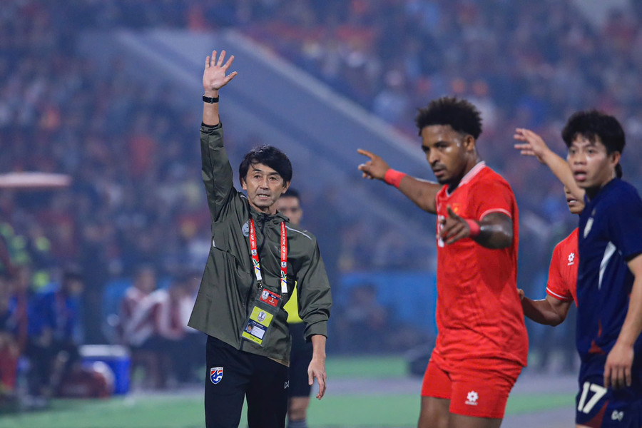 "Đội tuyển quốc gia Thái Lan đã đánh mất chức vô địch ASEAN Cup 2024 vào tay đội tuyển Việt Nam. Nặng nề hơn, chúng ta để thua Philippines sau 52 năm." hlv-nhat-1735830218587716672329.jpg