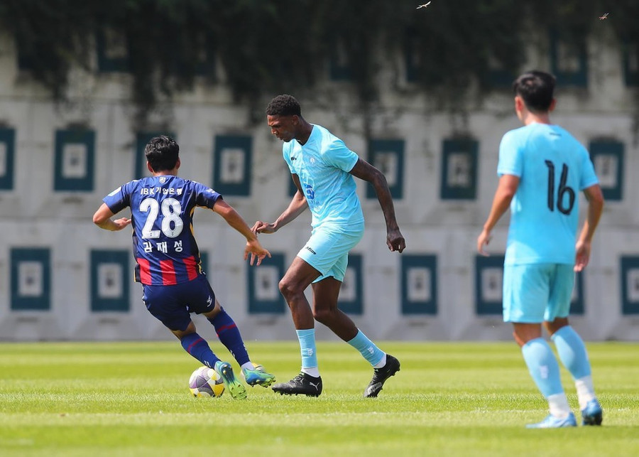 Kyle Hudlin lập công giúp Nam Định đánh bại CLB Suwon FC.