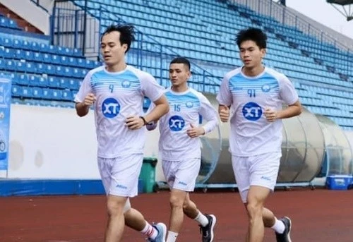  Văn Toàn trở lại tập luyện trong màu áo Nam Định FC.