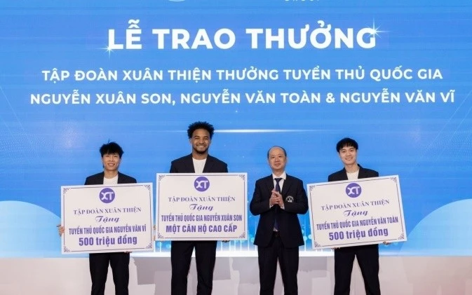 Bộ 3 cầu thủ Nam Định nhận thưởng lớn từ bầu Thụy.