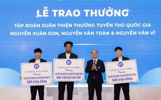 Bộ 3 cầu thủ Nam Định nhận thưởng lớn từ bầu Thiện.
