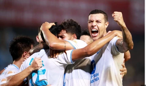 Thép xanh Nam Định vô địch V-League sớm một vòng đấu sau trận thắng Quảng Nam FC.