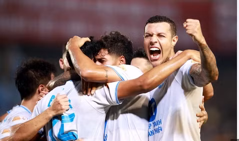 Thép xanh Nam Định vô địch V-League sớm một vòng đấu sau trận thắng Quảng Nam FC.